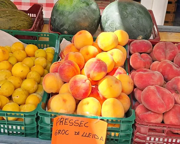 Caixes de préssec groc amb el cartell «Préssec groc de Lleida»